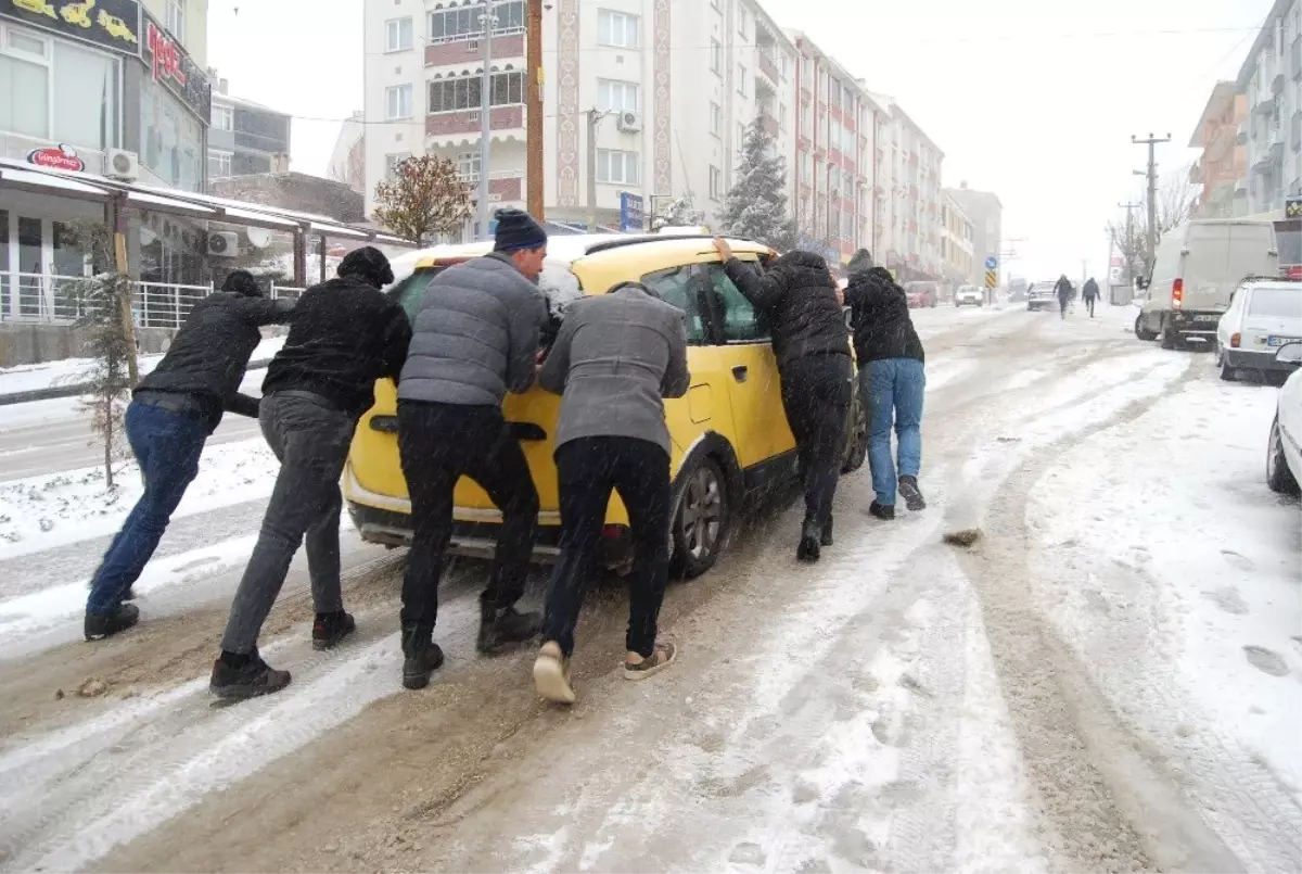 Tekirdağ\'da Kar Sürücülere Zor Anlar Yaşattı