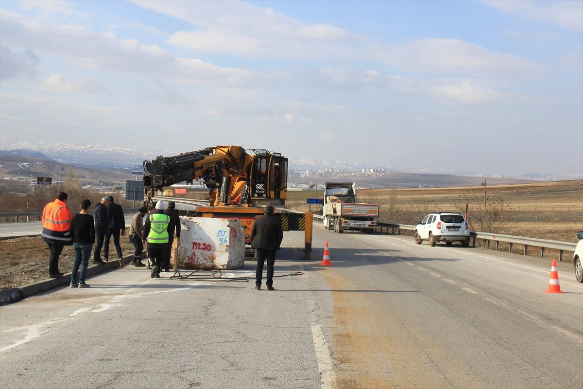 Tırın Dorsesinden Düşen Mermer Blok Ulaşımı Aksattı