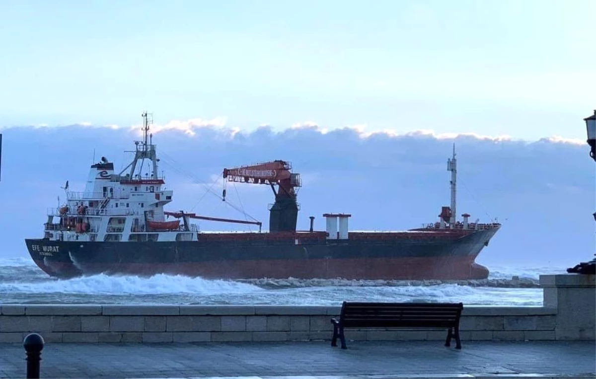 Türk Kuru Yük Gemisi İtalya\'da Fırtına Nedeniyle Karaya Oturdu