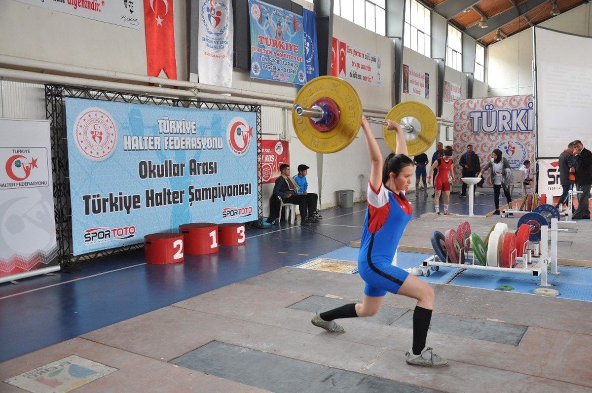 Türkiye\'nin Genç Haltercileri Simav\'da Kıyasıya Yarıştı
