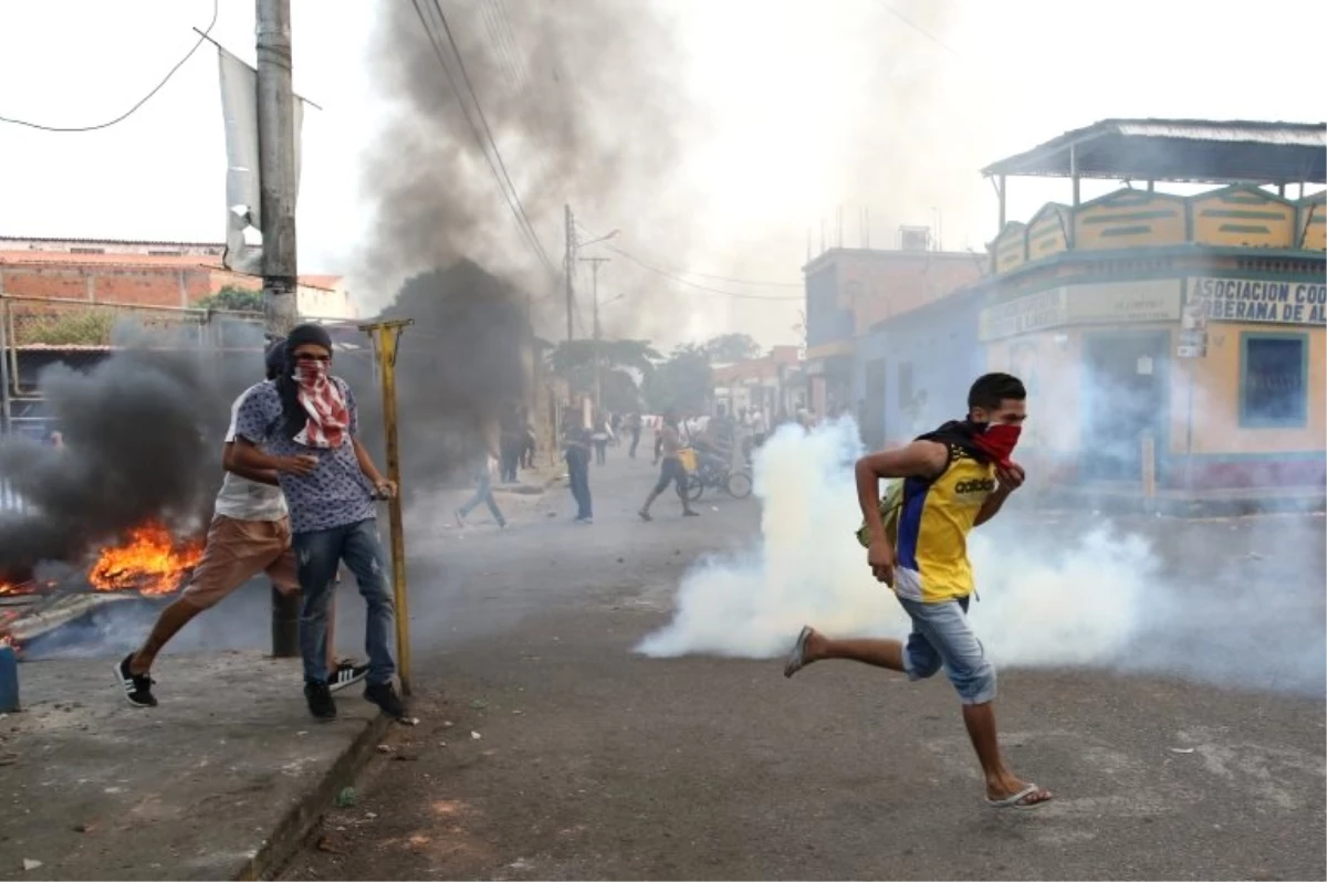 Venezuela Ordusu Kolombiya Sınırındaki Göstericilere Biber Gazı Attı