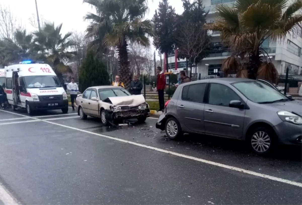 Yaya Geçidinde Otomobiller Çarpıştı