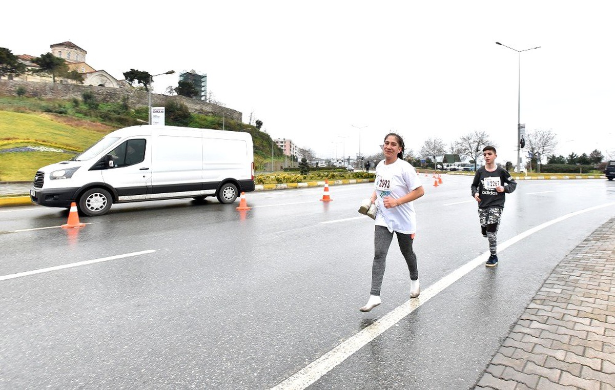 Ayağı Sıkan Ayakkabılarını Eline Alarak Koştu