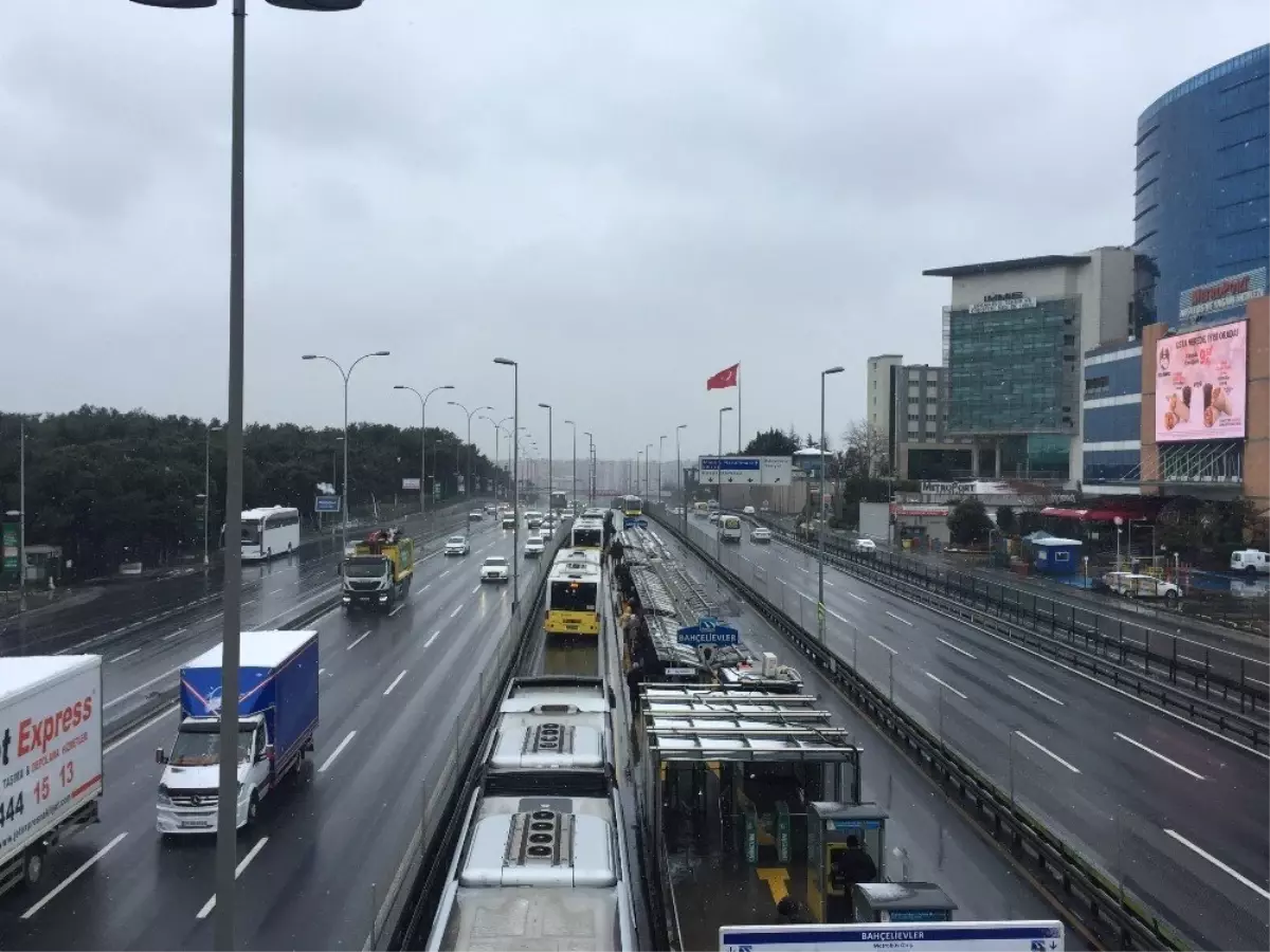 Bahçelievler\'de Metrobüs Kazası: 3 Yaralı