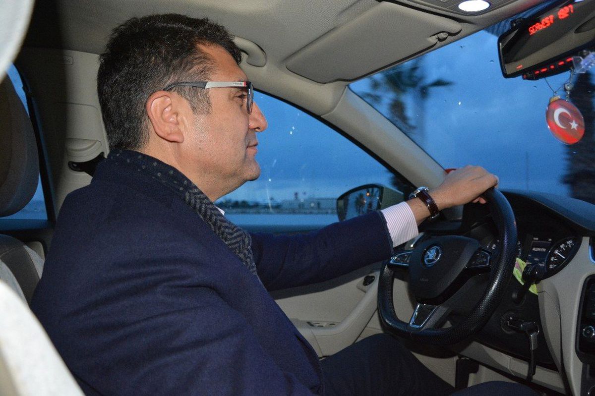 Belediye Başkan Adayı Taksi Şoförü Oldu