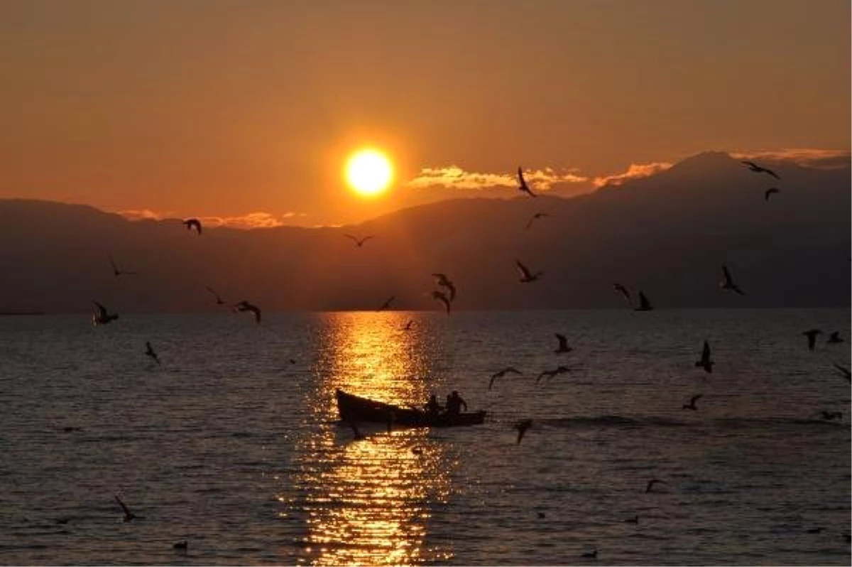 Beyşehir Gölü\'nde Gün Batımı Güzelliği