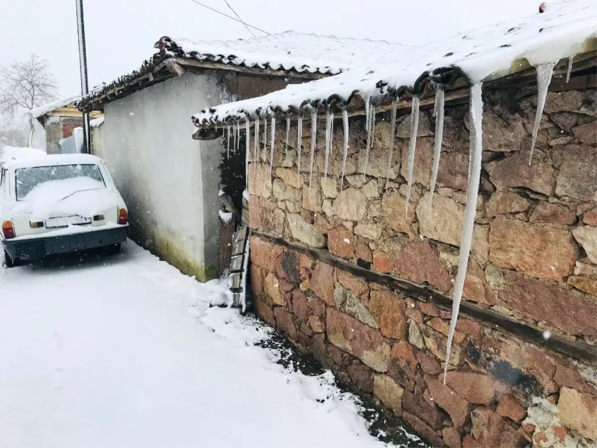 Çanakkale\'de 1 Metre Boyunda Buz Sarkıtları Oluştu