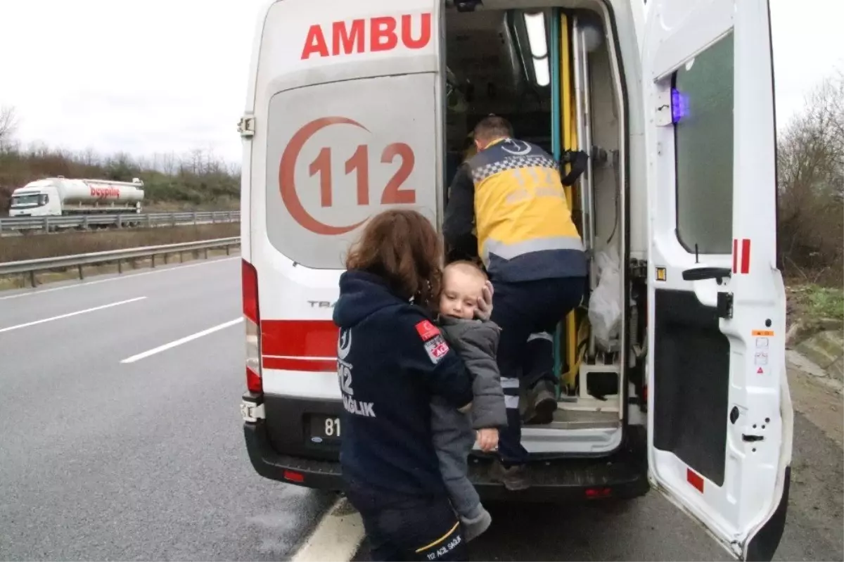 Düzce\'deki Kazada Anne Baba Öldü, 2 Yaşındaki Çocukları Yaralı Kurtuldu