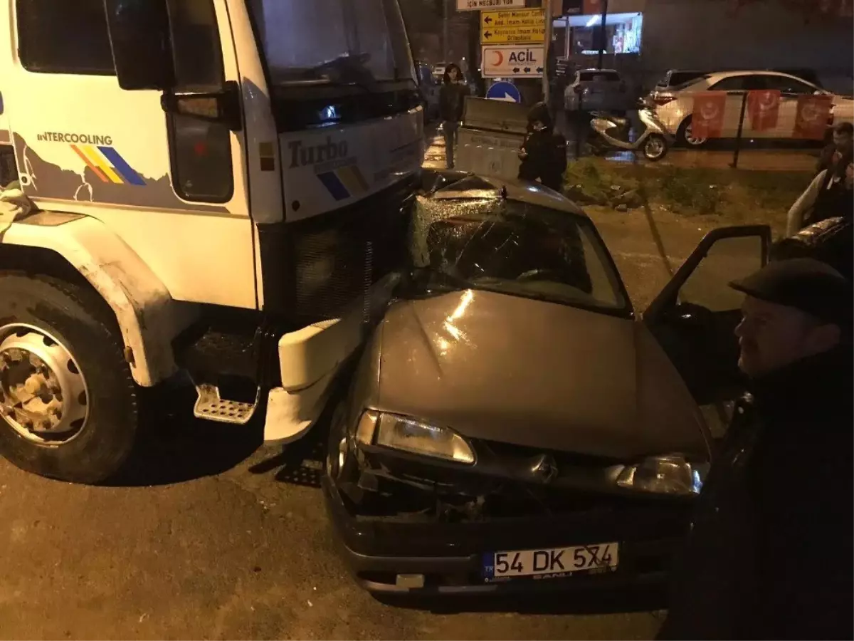 Freni Boşalan Kamyon Otomobili Altına Aldı: 2 Yaralı