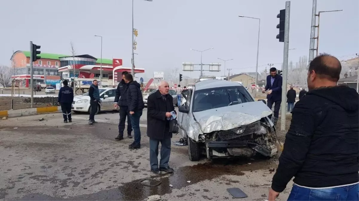 Frenleri Boşalan Tır 2 Otomobili Hurdaya Çevirdi