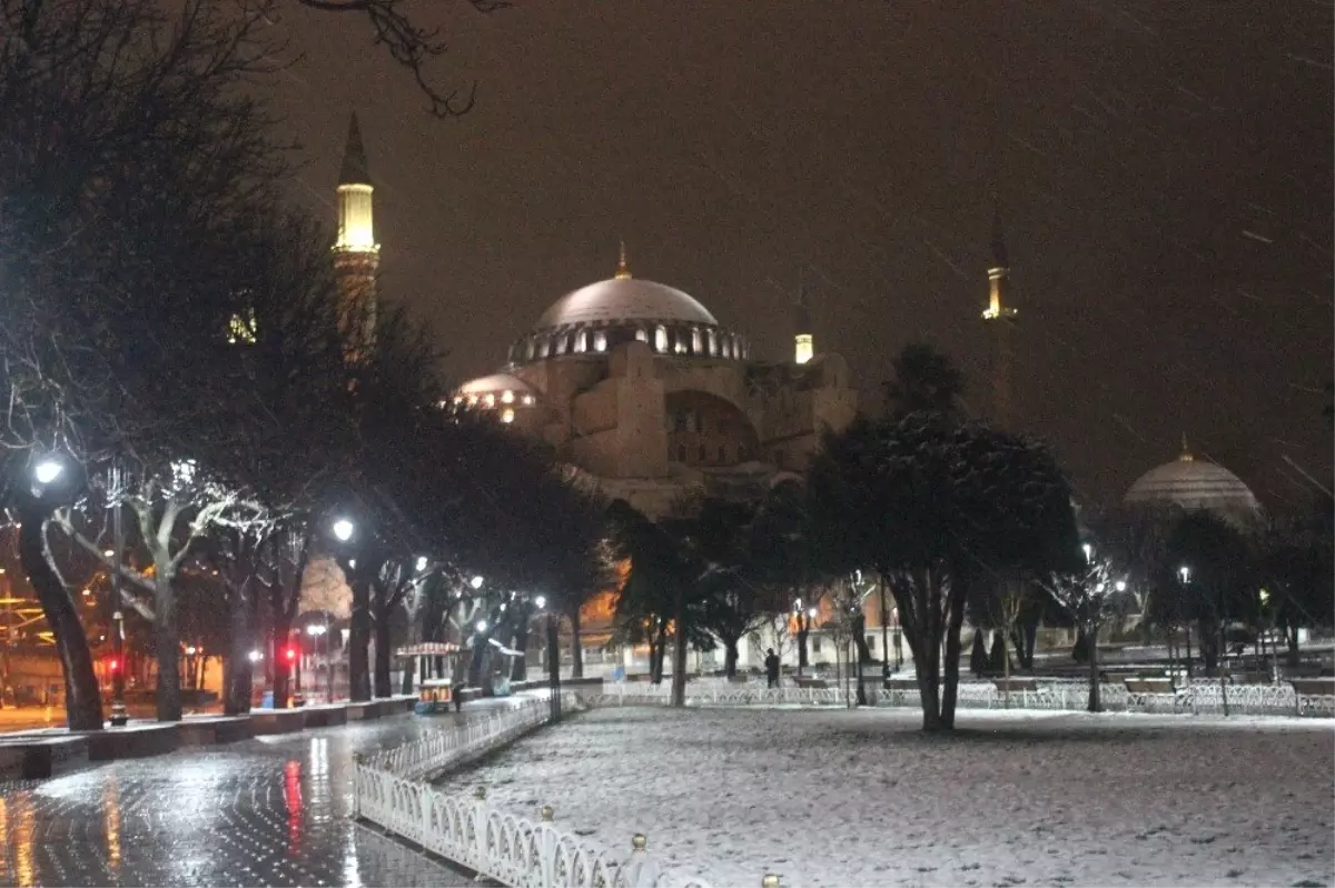 Gece Boyu Yağan Kar Müthiş Manzaralar Oluşturdu