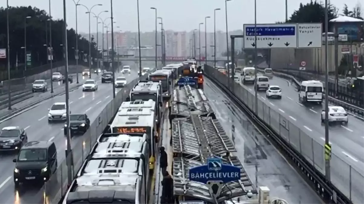 İstanbul\'da Metrobüs Kazası: 3 Yaralı