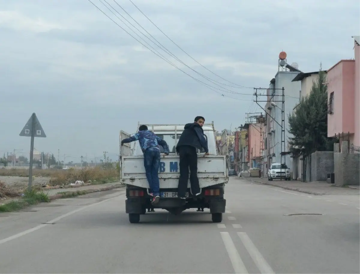 Kamyonet Kasasında Tehlikeli Yolculuk