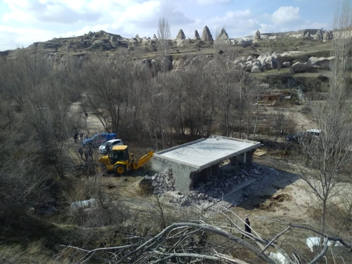 Kapadokya\'da 3 Kaçak Yapı Daha Yıkıldı