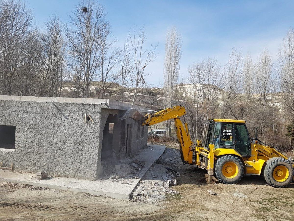 Kapadokya\'da Kaçak Yapıların Yıkımı Devam Ediyor