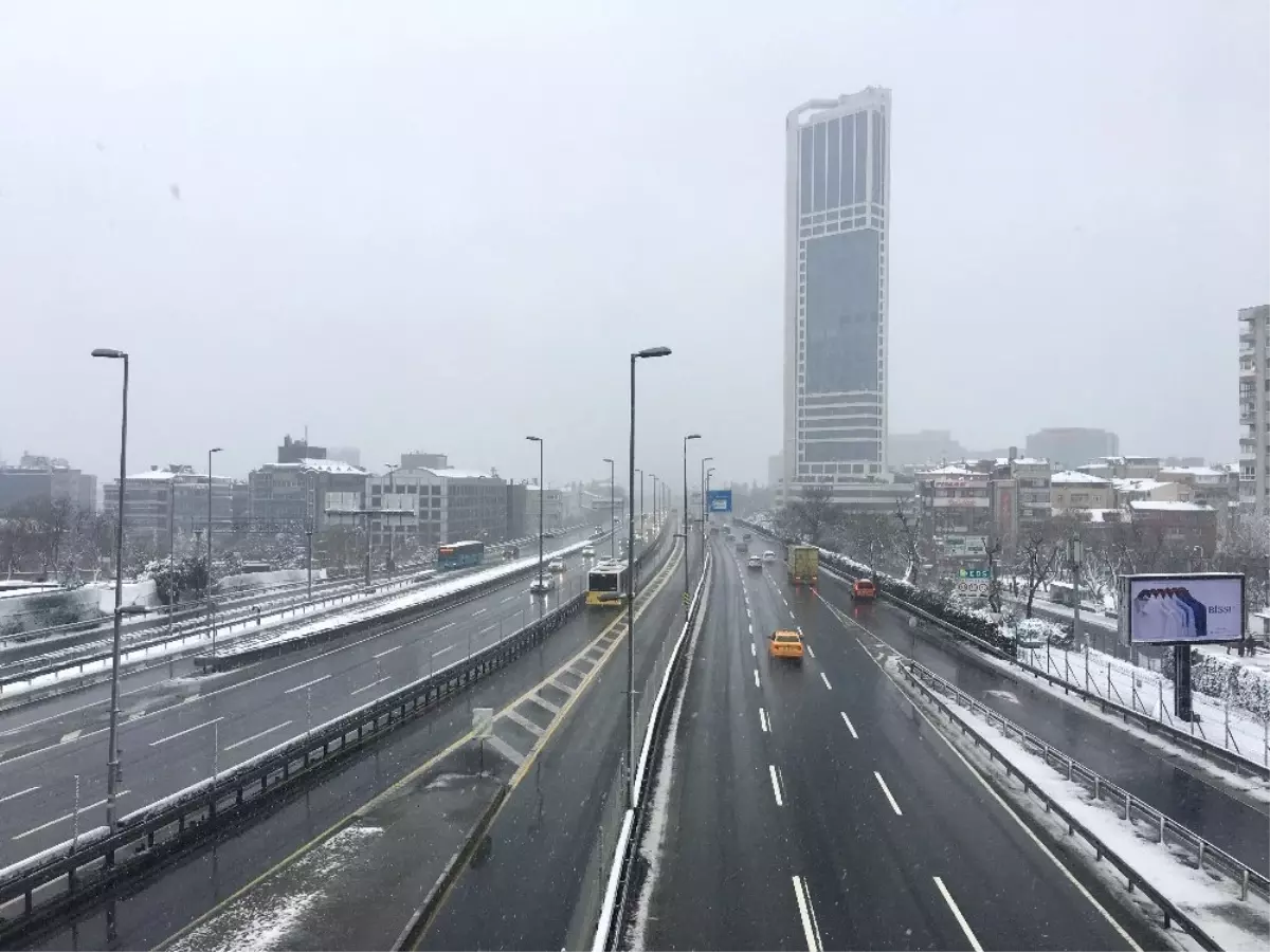 Kar İstanbul\'da Trafiği Olumsuz Etkilemedi