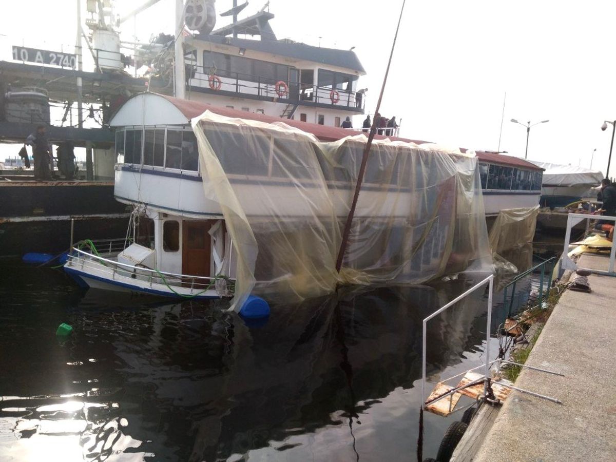 Limanda Batan \'Yüzer Restoran\' Kurtarıldı