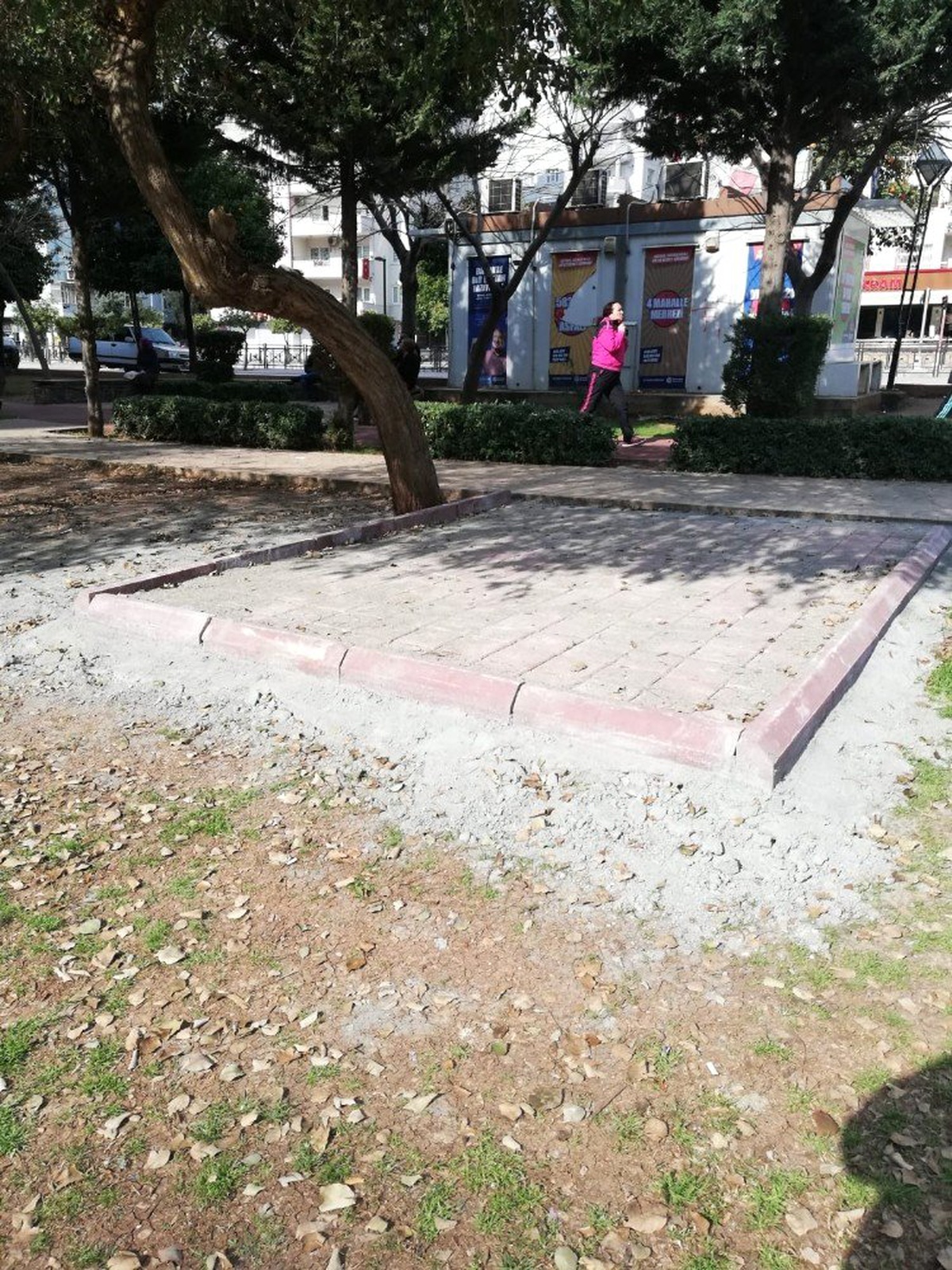 Mahalle Sakinlerinden Parktaki Büfe İnşaatına Tepki