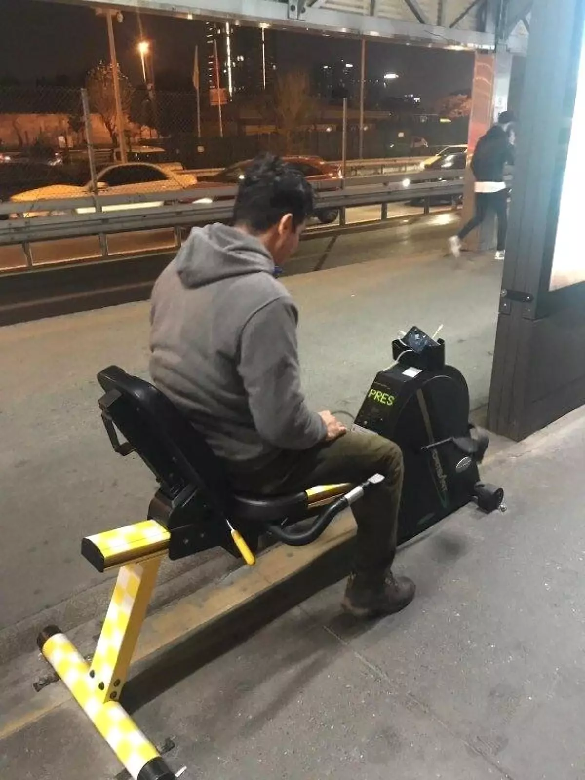 Metrobüs Duraklarında Bir İlk! Hem Spor Yapıp Hem Telefonlarını Şarj Ettiler