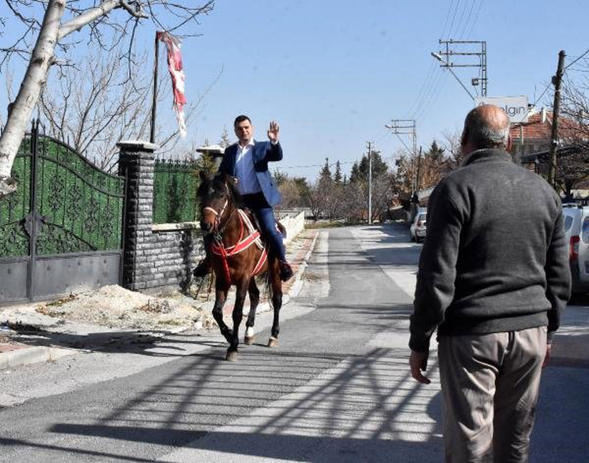 Muhtar Adayı, Atıyla Kapı Kapı Dolaşıp Oy İstiyor