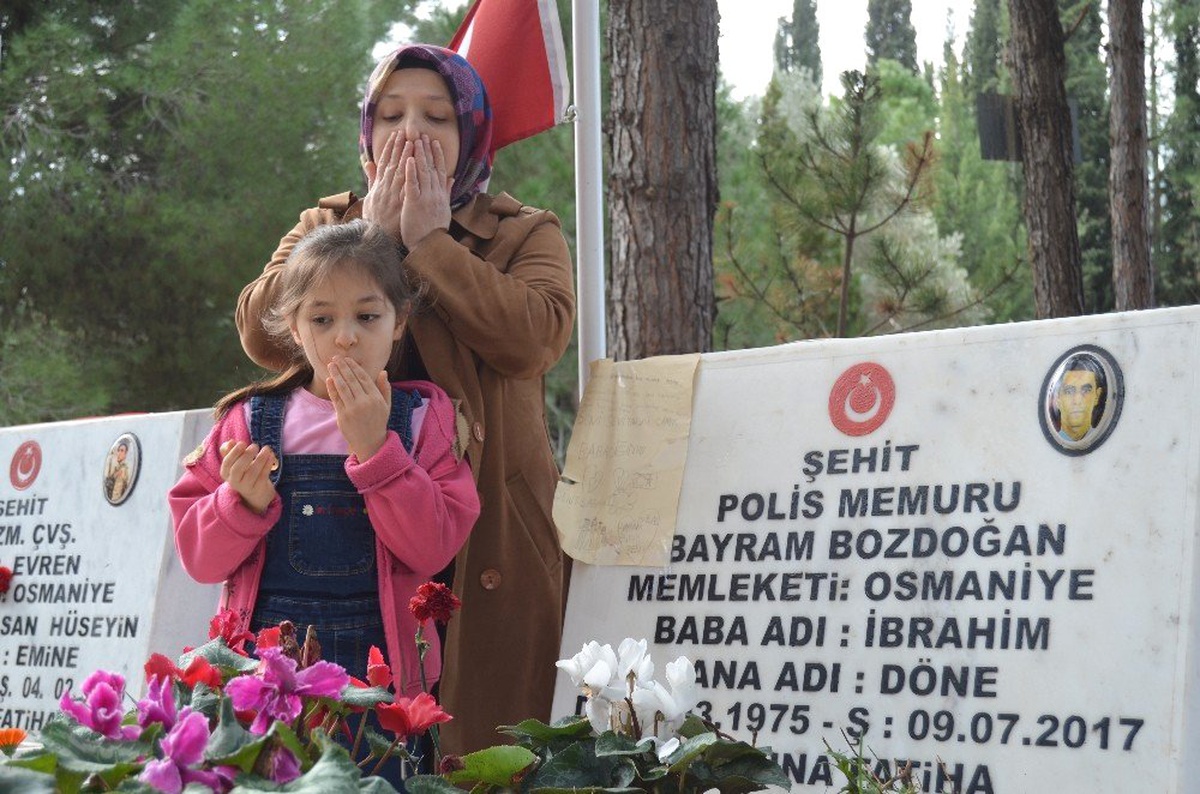 Okuma Yazma Öğrenip Yazdığı Mektubu Şehit Babasının Mezar Taşına Astı