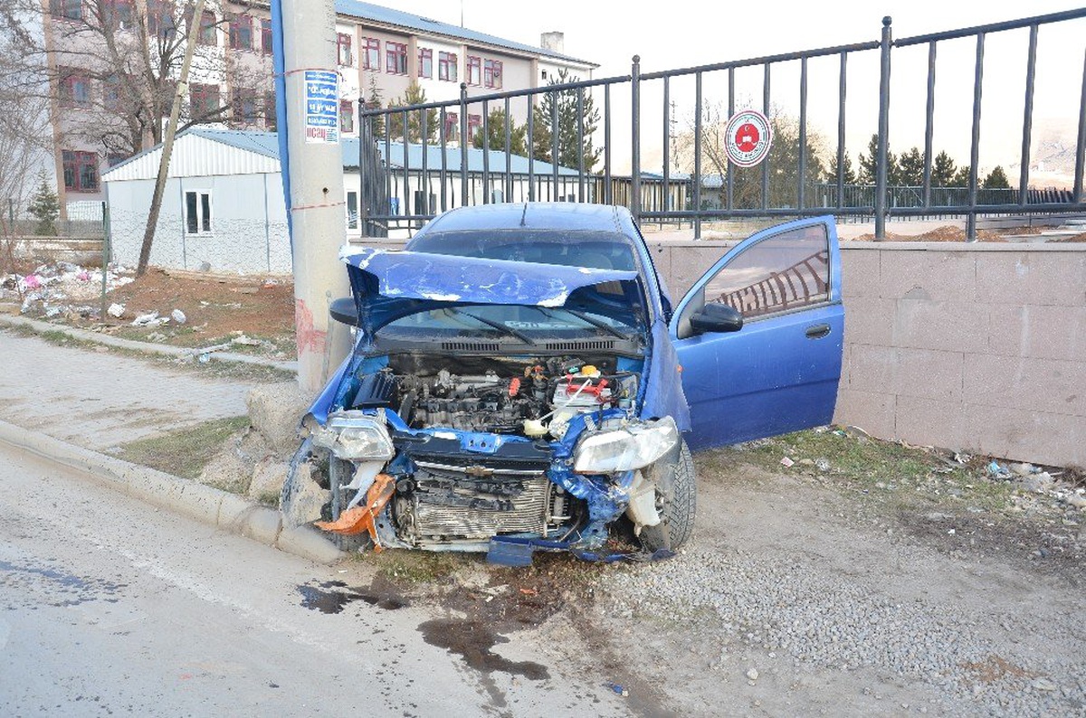 Otomobil, Önce Duvara Sonra Direğe Çarptı: 2 Yaralı