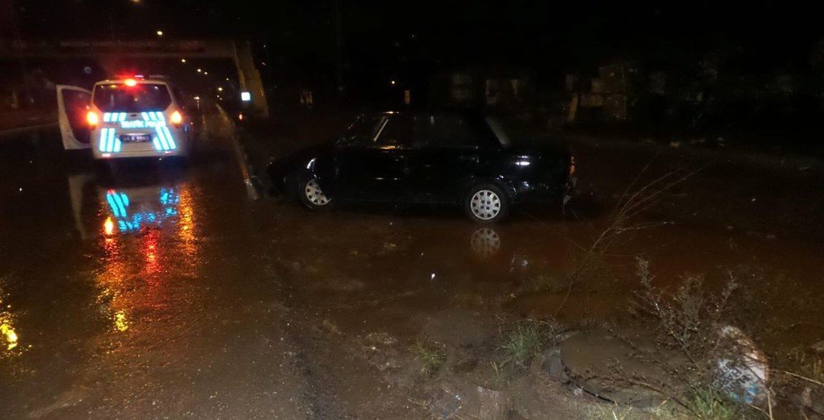 Otomobil Yoldan Çıkarak Savruldu: 2 Yaralı