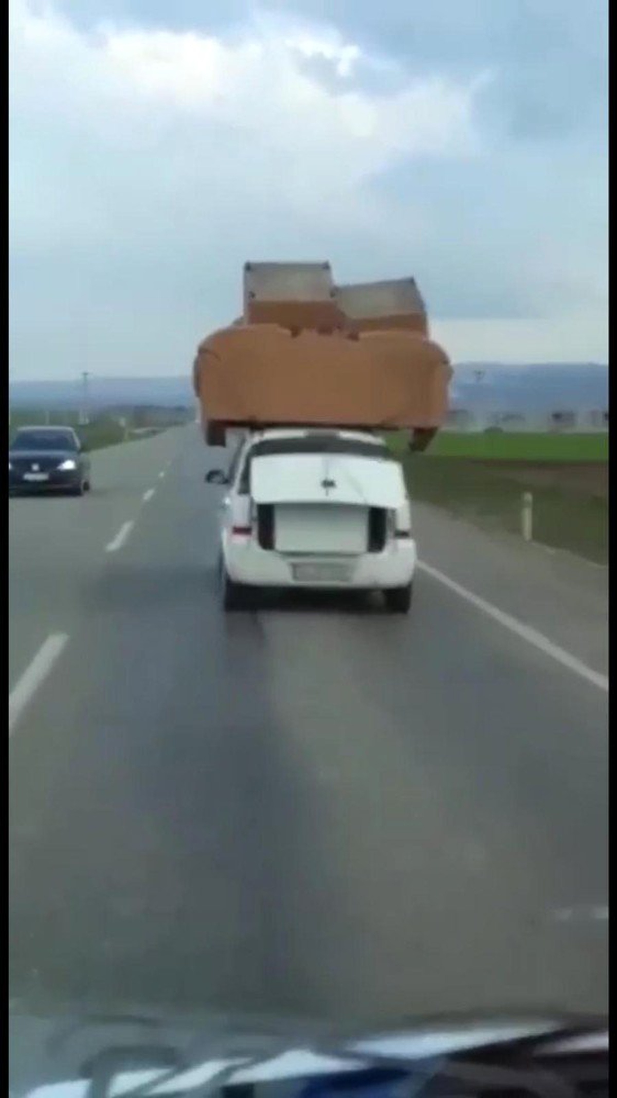 Otomobilin Üzerinde Koltuk Takımı Taşıdılar