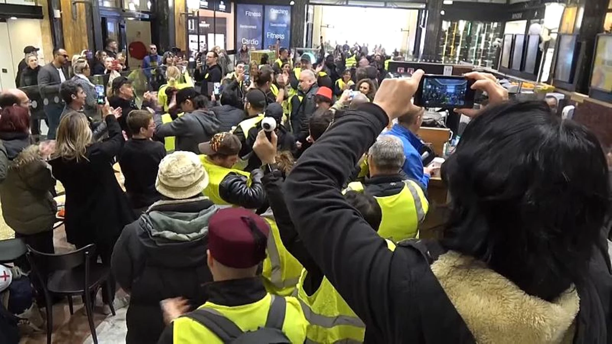 Sarı Yelekliler Paris\'te Starbucks\'ı Bastı, Az Vergi Ödeyen Çok Uluslu Şirketleri Protesto Etti
