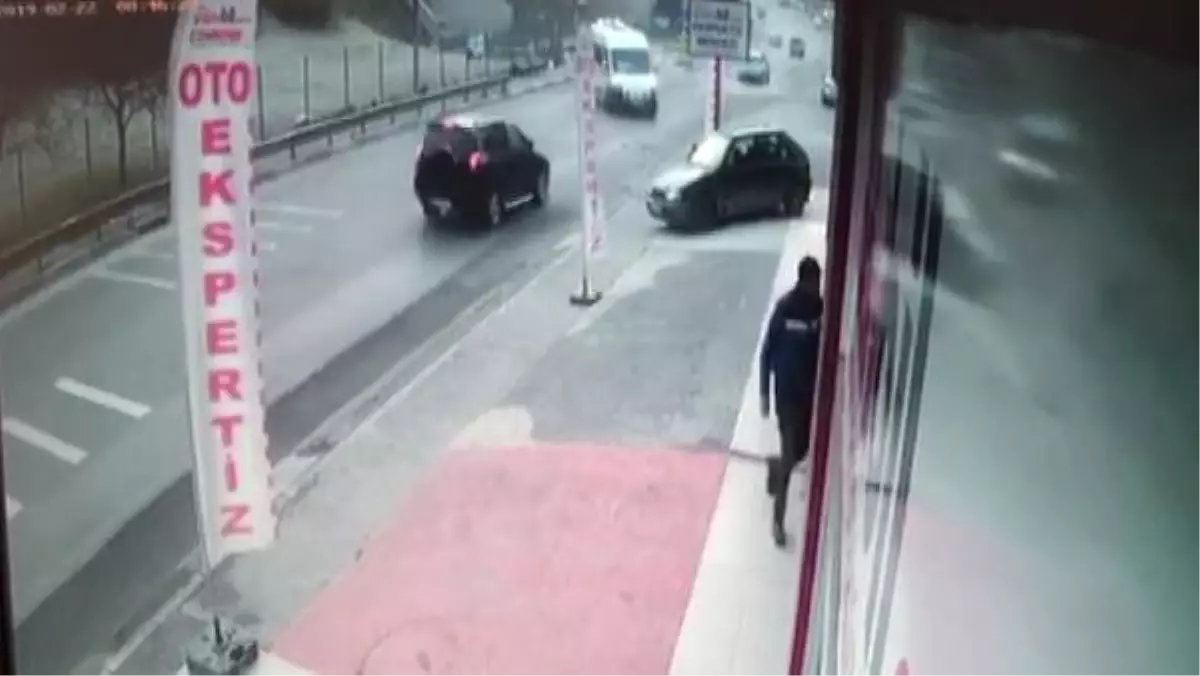 Servis Aracı ile Cipin Çarpışma Anı Kamerada