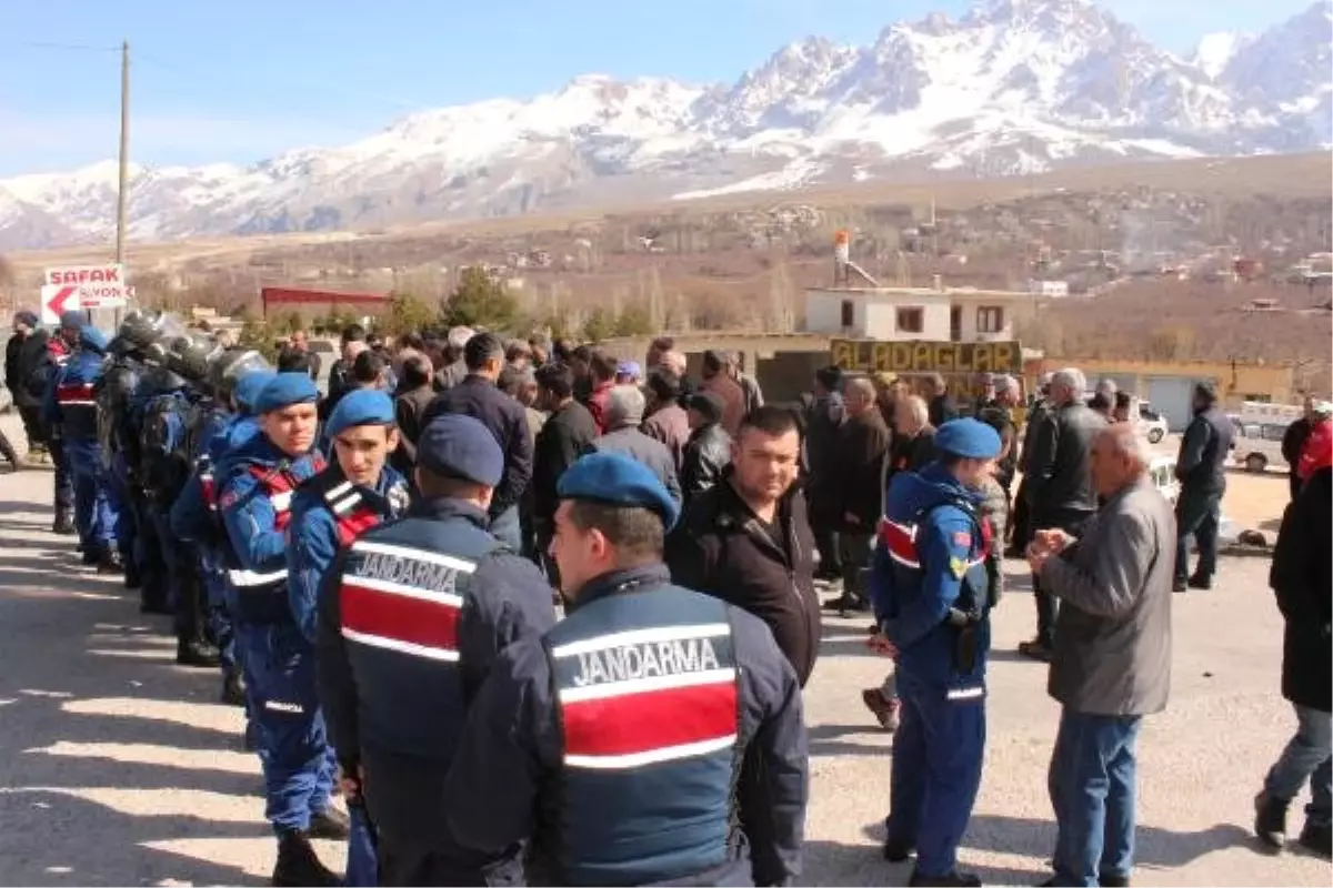 Su Eyleminde Yol Kapatmak İsteyen Köylülere, Jandarma Engeli