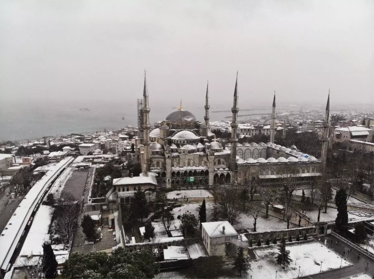 Sultanahmet\'te Kar Yağışı