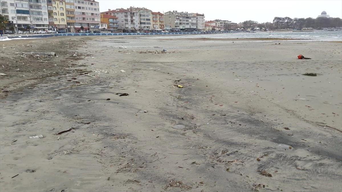 Tekirdağ\'da Deniz Suyu 30 Metre Çekildi