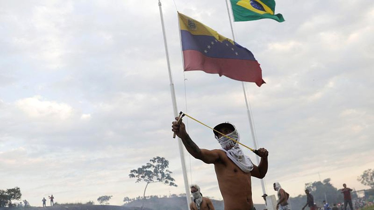 Venezuela Kolombiya Sınırında Yardım Tırları Ateşe Verildi