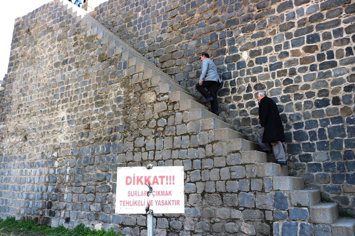 Yasak Dinlemeyen Vatandaşlar Ölüme Yürüyor