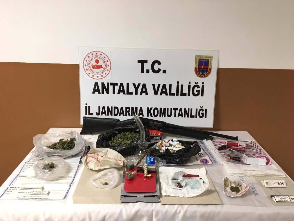 Alanya\'da Uyuşturucu Satıcılarına Eş Zamanlı Operasyon: 15 Gözaltı