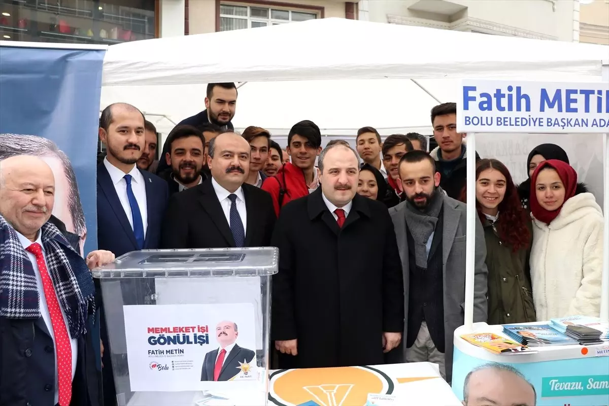 Bakan Varank, Gençlik Kolları Seçim Standı\'nı Ziyaret Etti