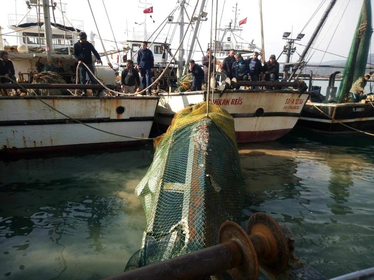 Balıkçıların Ağına Takılan Hurda Haldeki Deniz Aracı Sürat Teknesi Çıktı