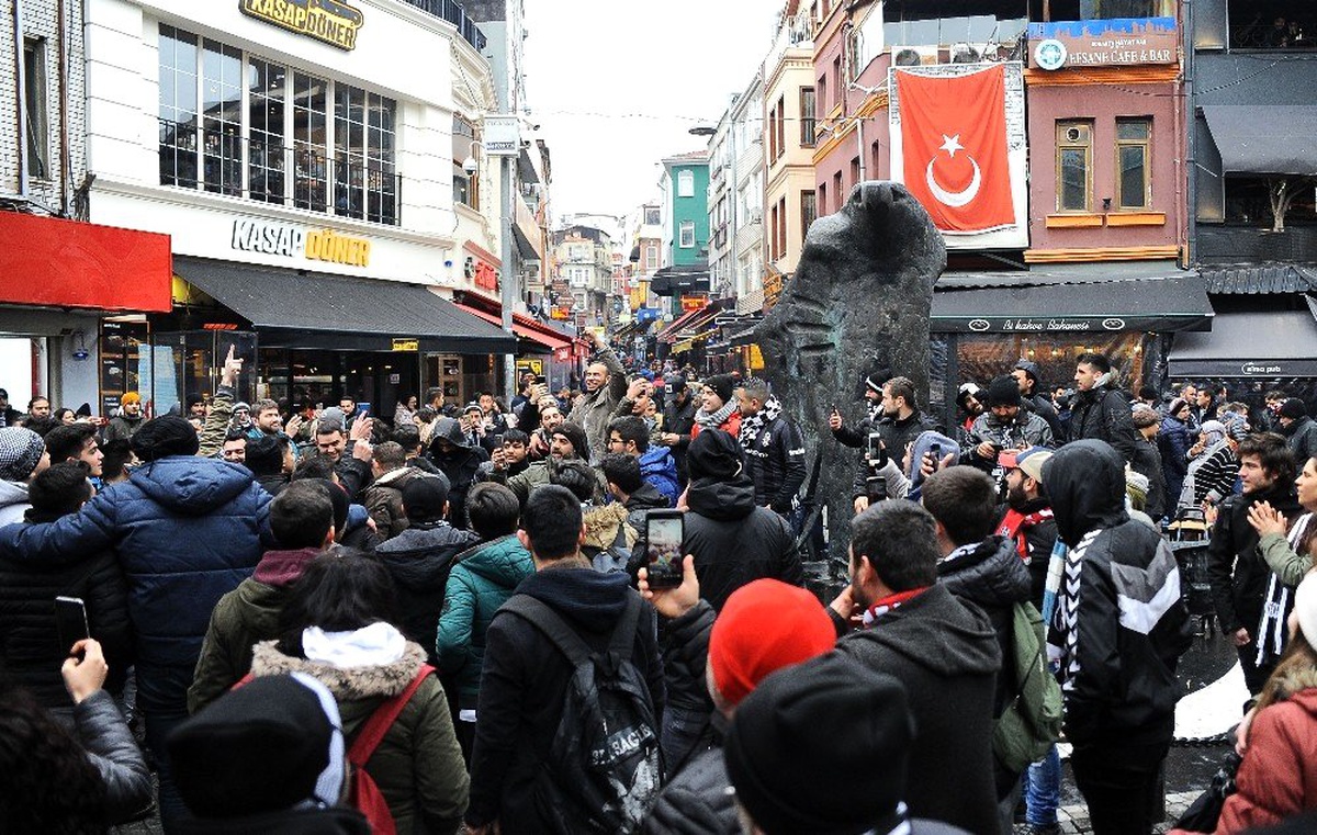 Beşiktaş Taraftarı Derbiye Hazırlanıyor!