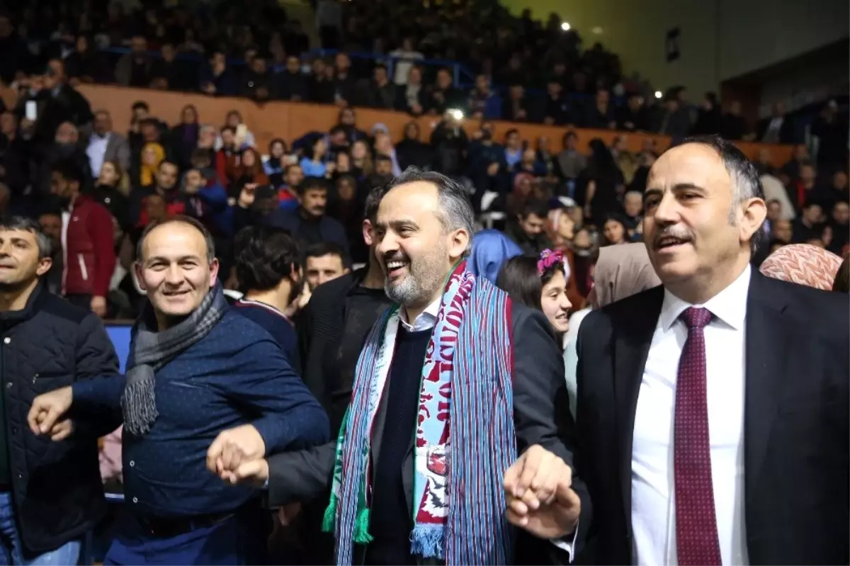 Binlerce Karadenizli\'nin Katıldığı Gecede Alinur Aktaş Rüzgarı Esti