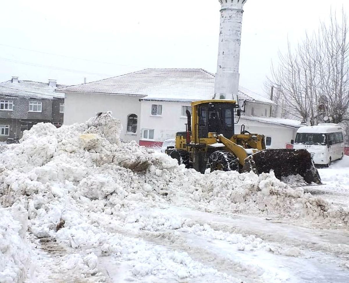 Çanakkale\'de Ekiplerin Kar Mücadelesi Sürüyor