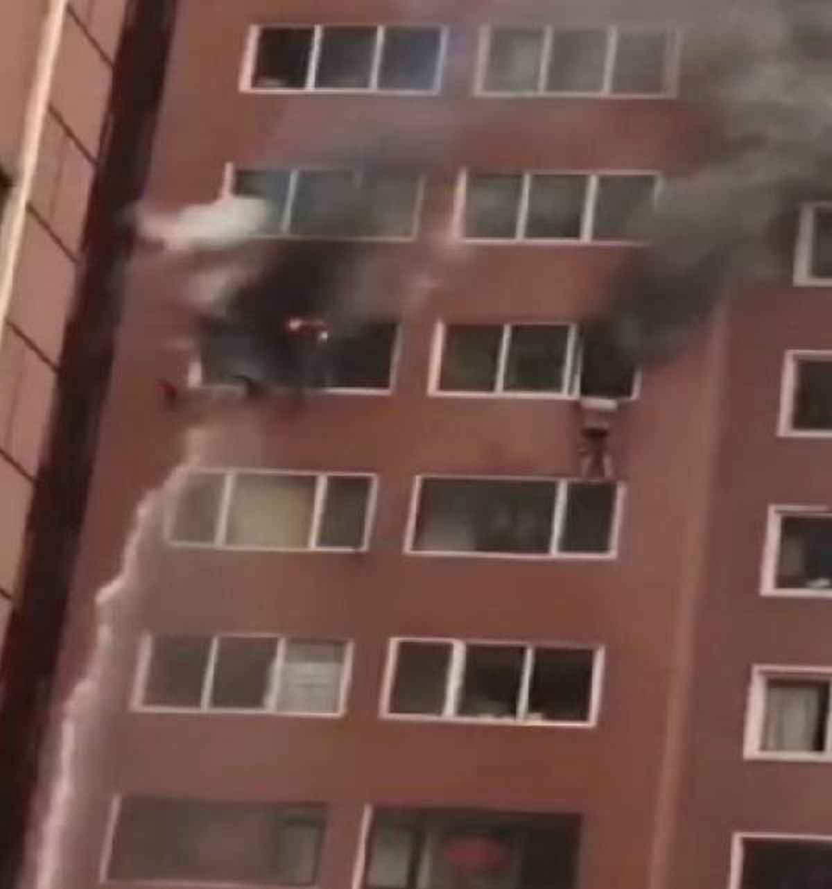 Evi Yanan Kadın, Pencereden Sarkarak Kurtarılmayı Bekledi