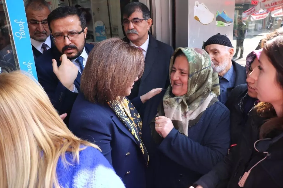 Fatma Şahin\'e Esnaf Gezisinde Yoğun İlgi