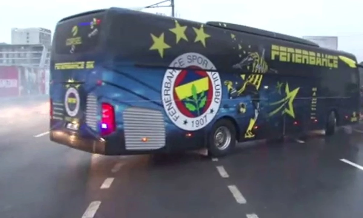 Fenerbahçe Kafilesi, Dolmabahçe\'ye Doğru Yola Çıktı
