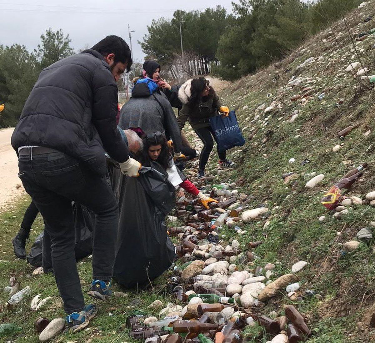 Gençler Ormanlık Alanda Çevre Temizliği Yaptı