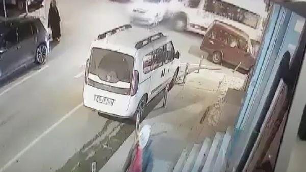 Güngören\'de Yolun Karşısına Geçmeye Çalışan Kadına Kaza Sonrası Savrulan Otomobil Çarptı