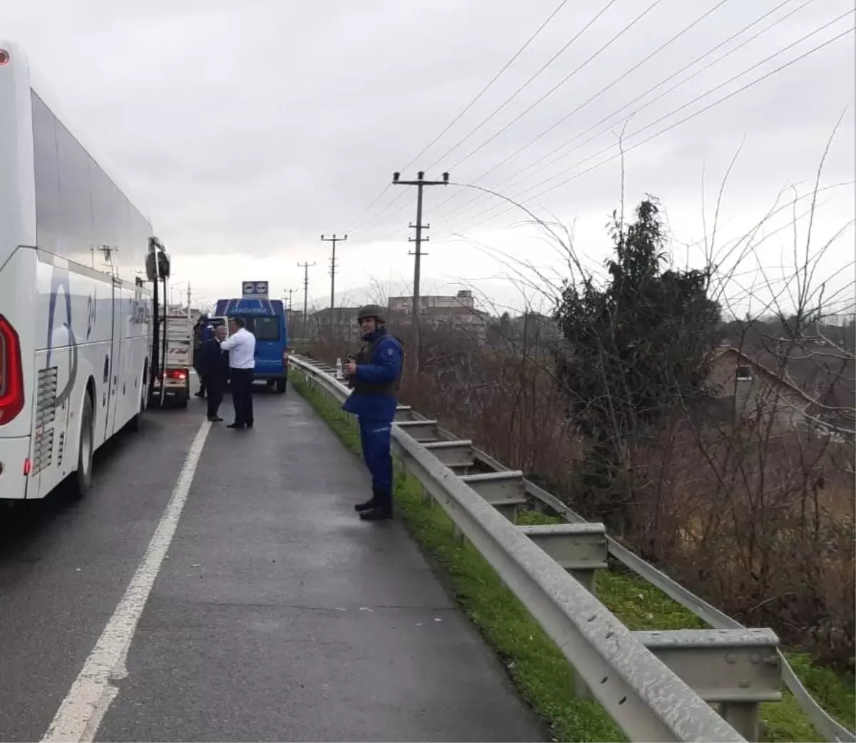 Gürcü Otobüsüne Kaçak İçki ve Sigara Baskını