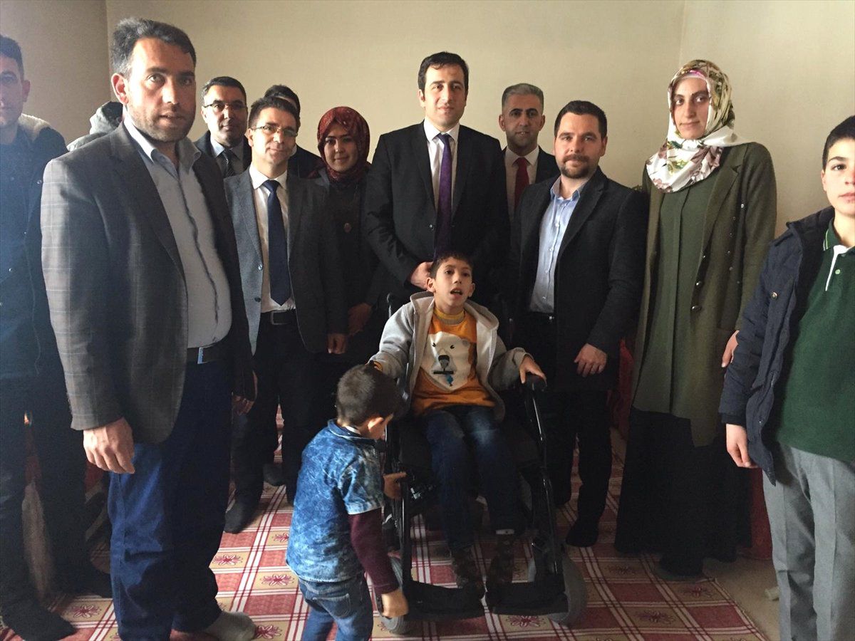 Harçlıklarını Biriktirip Engelli Kardeşlerine Sandalye Aldılar