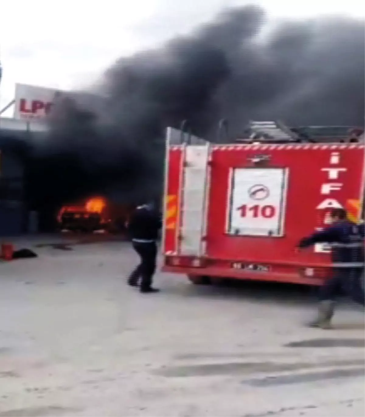 İş Yerindeki Araç Yanarak Hurdaya Döndü