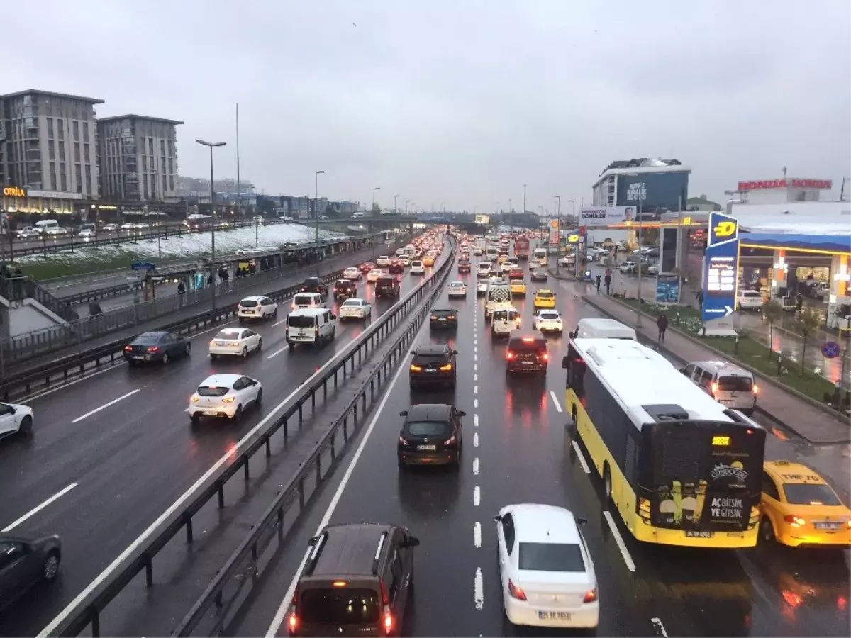 İstanbul\'da Haftanın İlk Mesai Gününde Trafik Yoğunluğu